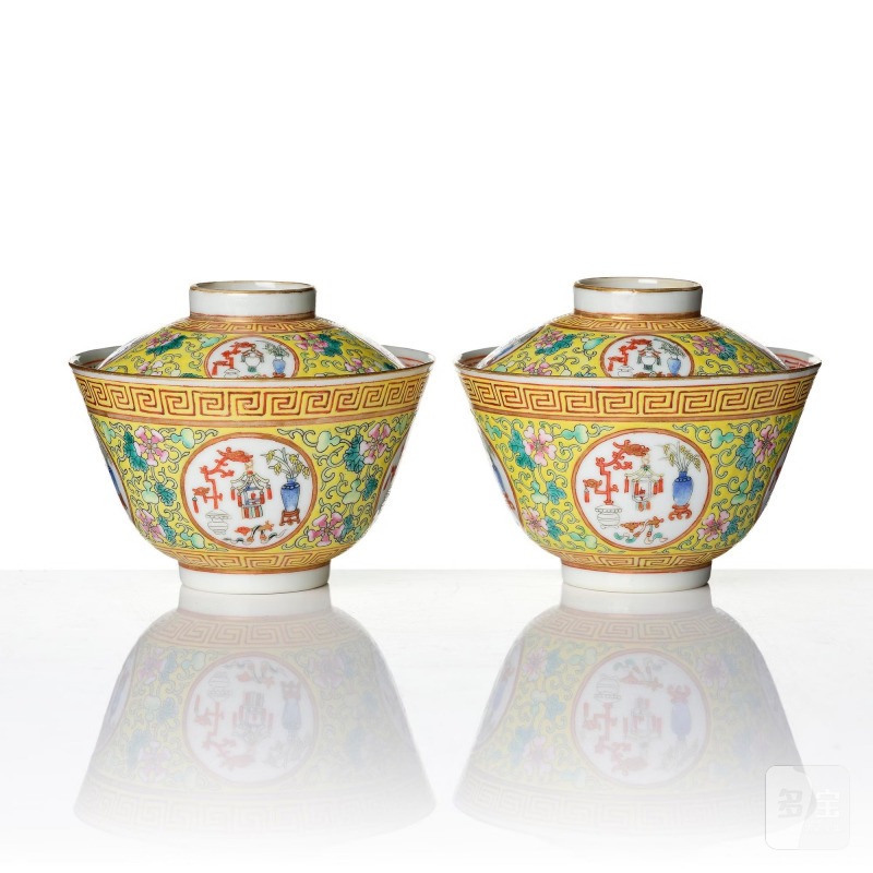A pair of yellow ground 'medallion' bowls with covers, - 图2